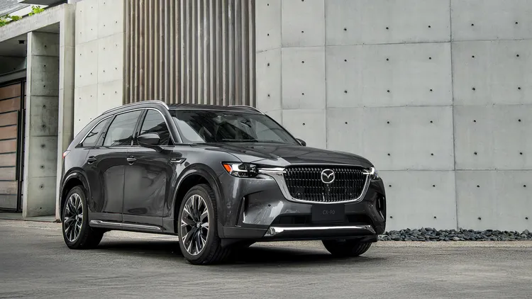 MAZDA旗艦七人座休旅CX-90本月同步推出 7 年原廠保固與最高150萬元、70期0利率購車方案，提供更具吸引力的入主條件。業者提供