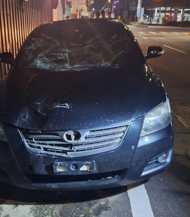 肇事現場僅遺留一部未懸掛車牌之自小客車。翻攝畫面