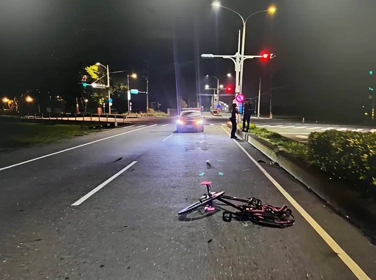 17歲男子騎腳踏車遭撞，車體嚴重變形。翻攝畫面
