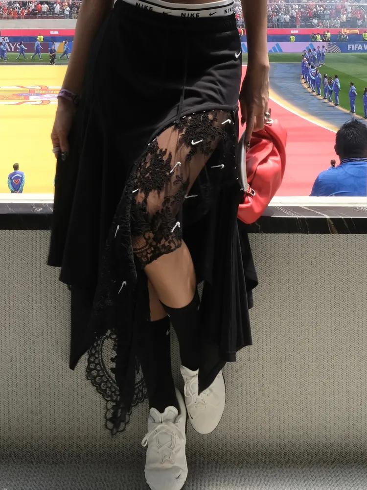 Lisa穿上Nike蕾絲長裙。翻攝IG