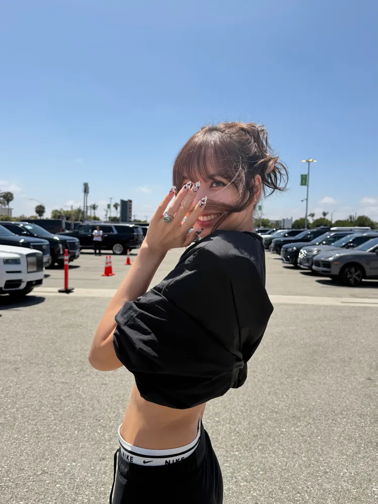 Lisa曬出無名指上的稀有大戒指。翻攝IG