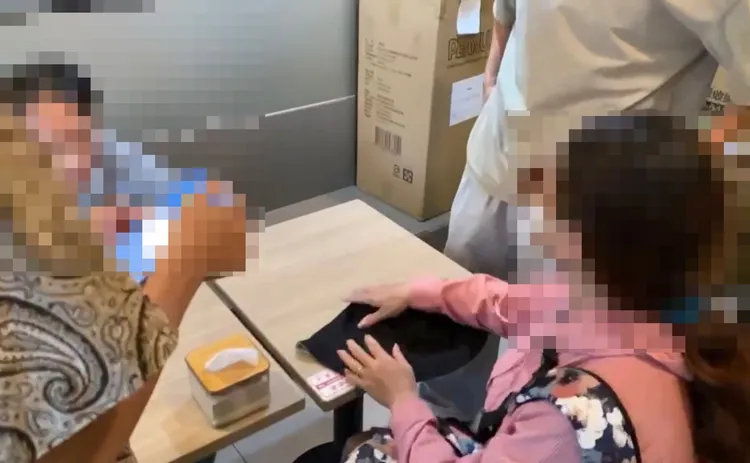 壽天派出所派員至岡山區某超商埋伏，當場逮捕持女車手，攔阻贓款新臺幣40萬元。翻攝畫面