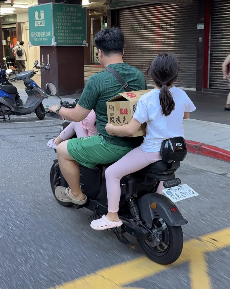 微型電動二輪車納管現況，目前依照法規有須完成領牌、年滿14歲騎乘等要求。攝影中心
