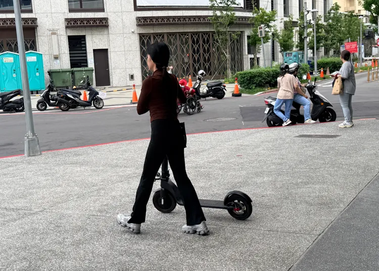 交通部表示，當時討論業界尚未提出電動滑板車等需求，未來不排除再檢討。攝影中心