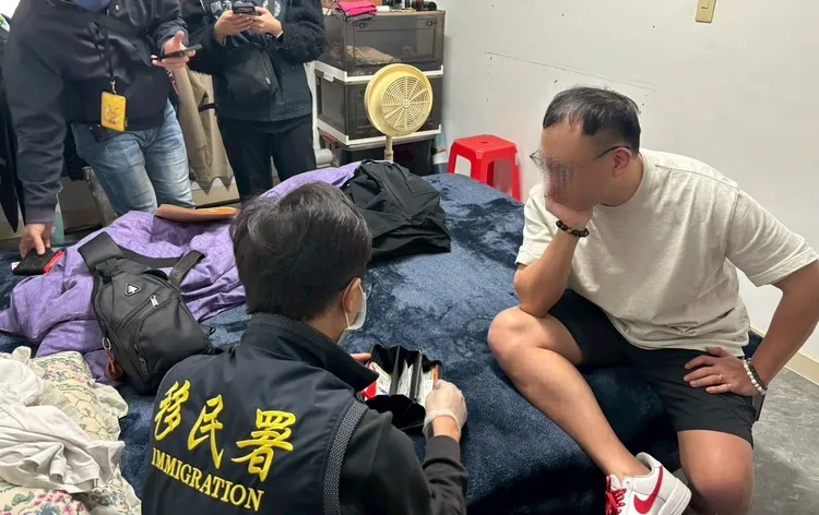 移民署人員搜索犯嫌住家。翻攝畫面