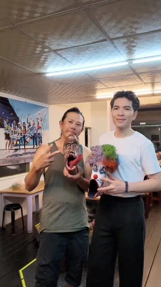 蕭敬騰欣賞店家工藝手作。喜鵲娛樂提供