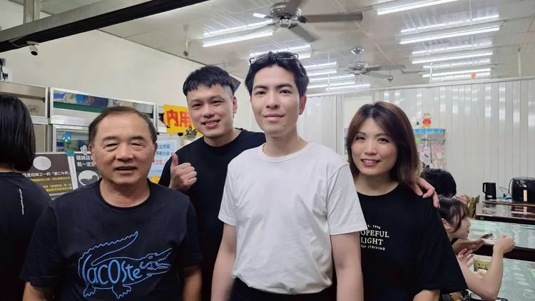 蕭敬騰親切與民眾合影。喜鵲娛樂提供
