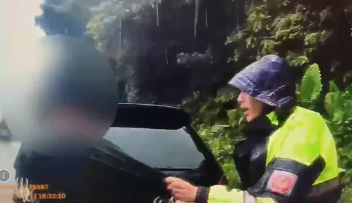 賊星該敗！趁颱風天偷鋁門窗　新店警30分鐘逮人再揪毒駕