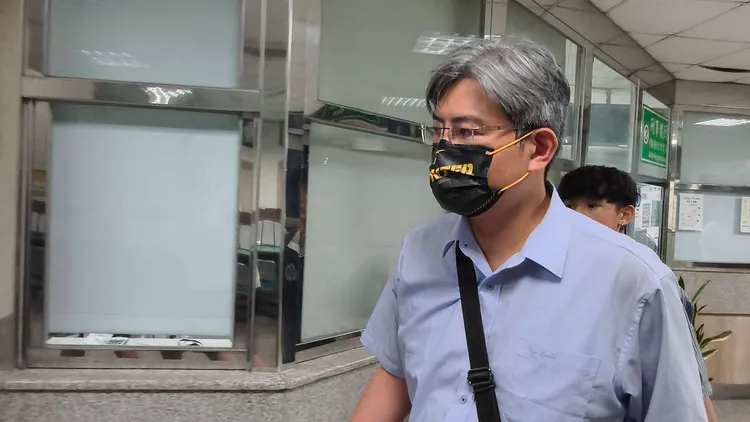 新北市政府消防局第一救災救護大隊長蕭柏恒獲檢察官諭令10萬元交保。讀者提供