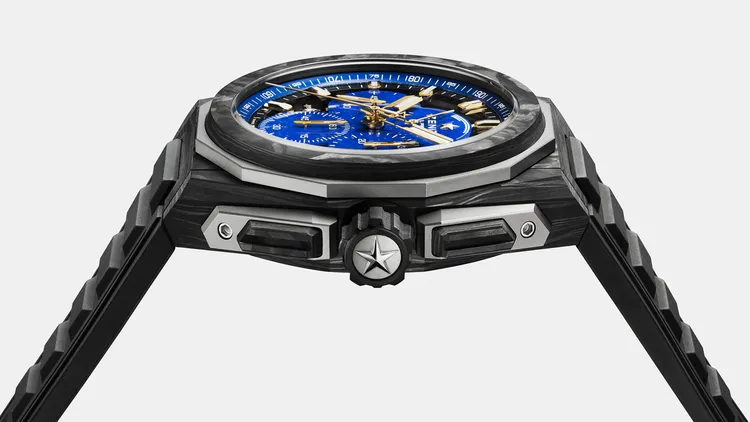 ZENITH DEFY EXTREME LAPIS LAZULI II挑戰極限第二代青金石腕錶，45mm，碳纖維及鈦金屬錶殼，鏤空錶盤設有青金石計時盤，黑色橡膠錶帶（另附黑色Velcro魔鬼氈錶帶），El Primero 9004自動上鏈機芯，動力儲存50小時，防水深度200米，限量50只，119萬7200元。品牌提供