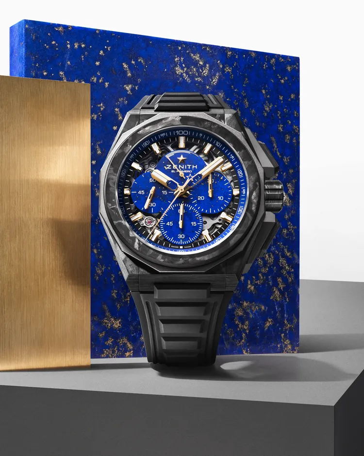 ZENITH DEFY EXTREME LAPIS LAZULI II挑戰極限第二代青金石腕錶，45mm，碳纖維及鈦金屬錶殼，鏤空錶盤設有青金石計時盤，黑色橡膠錶帶（另附黑色Velcro魔鬼氈錶帶），El Primero 9004自動上鏈機芯，動力儲存50小時，防水深度200米，限量50只，119萬7200元。品牌提供