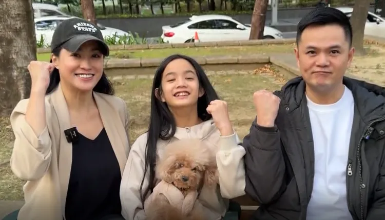 王以路女兒（中）手抱愛犬妮妮，妮妮陪伴王以路從單身到結婚生子。公視台語台提供
