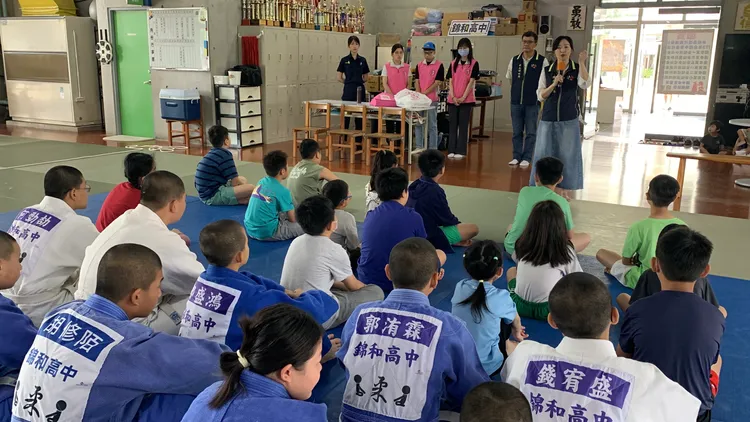 婦幼警察隊副隊長傅春蓮於柔道營活動致詞。警方提供