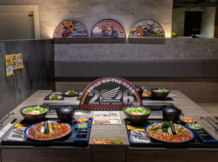 Honda Motorcycle聯名店裝桌面設計及餐點。燒肉Smile提供