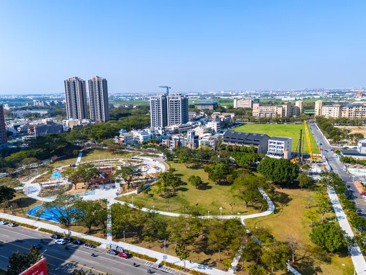 「敘青田」具備藍田公園與藍田國小雙面景觀，地段位於商業機能核心也就是「萬家福楠梓店」(原家樂福楠梓店已更名)旁邊。興連城提供