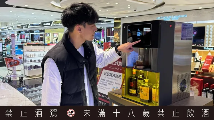 Highball體驗專區提供昇恆昌限定款－噶瑪蘭海洋單一麥芽威士忌，以及合力酒廠琴酒、茶酒等台灣在地酒款。業者提供