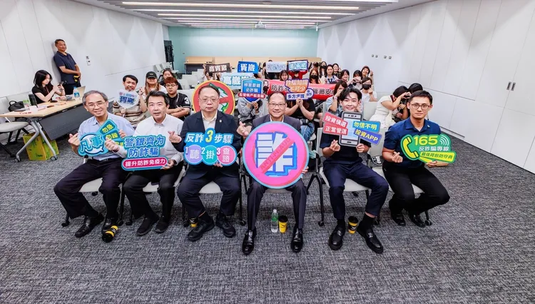 市警局昨天在文化中心舉辦「打擊詐騙防詐系列講座」。翻攝照片