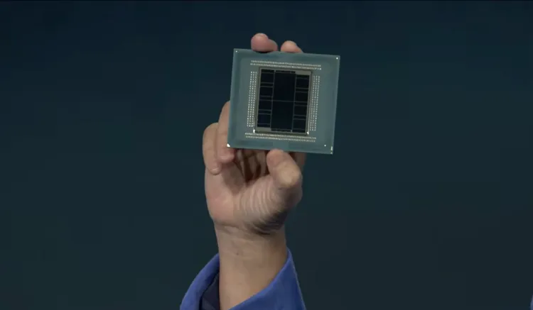 AMD董事長暨執行長蘇姿丰（Lisa Su）展示首款台積電2奈米打造的Venice CPU。翻攝自AMD官方YT
