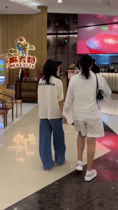 張蘭帶玥兒吃麻六記。翻攝張蘭微博
