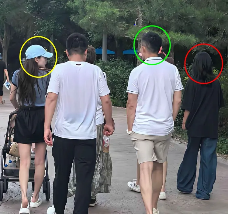 民眾目擊汪小菲（綠圈處）、馬筱梅（黃圈處）推著嬰兒車現身北京環球影城，玥兒（紅圈處）在旁一起玩。翻攝快樂追星兔小哥微博