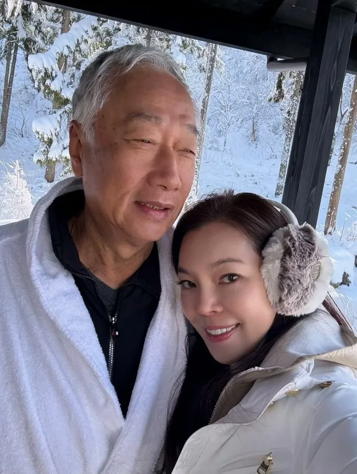 曾馨瑩（右）社群最近一次與郭台銘同框，是2025年12月31日PO文祝福新年快樂。翻攝曾馨瑩IG