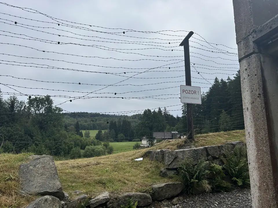 鐵絲網、邊境遺跡見證冷戰!捷奧邊境「回憶步道」 帶遊客穿越鐵幕歲月