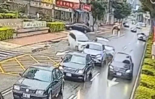男子開車就醫途中昏迷！醫院門口追撞2車　及時送醫撿回一命