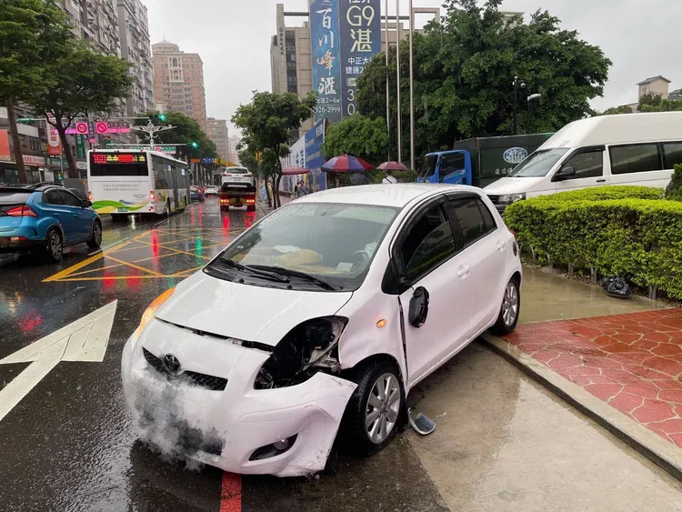 肇事車輛車頭毀損。桃園警分局提供