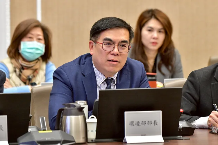 環境部長彭啓明表示，環境部正與金管會協調，擬將公民營銀行據點納入「抗高溫涼爽點」試辦點。行政院提供
