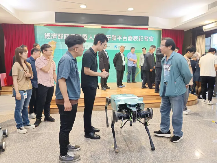 經濟部今（8日）舉辦「經濟部四足機器人國產研發平台發表記者會」，現場同步展示國產四足機器人技術平台與多元應用成果，包括地下涵洞設備巡檢、自主導航巡檢及群體協作搬運。許麗珍攝