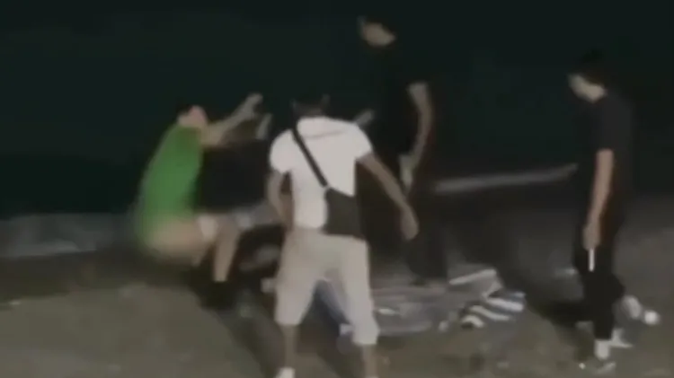 數名遊客毆打活春宮情侶中的男子。翻攝自X