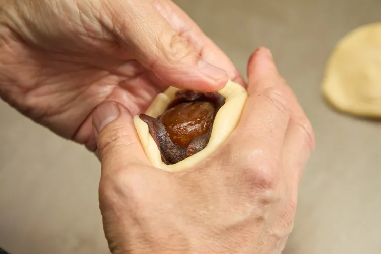 包餡時以「鬆柔蓄勁」的技法，保留皮與餡之間的鬆弛感，烤完層次才會漂亮。19號發酵奶油提供