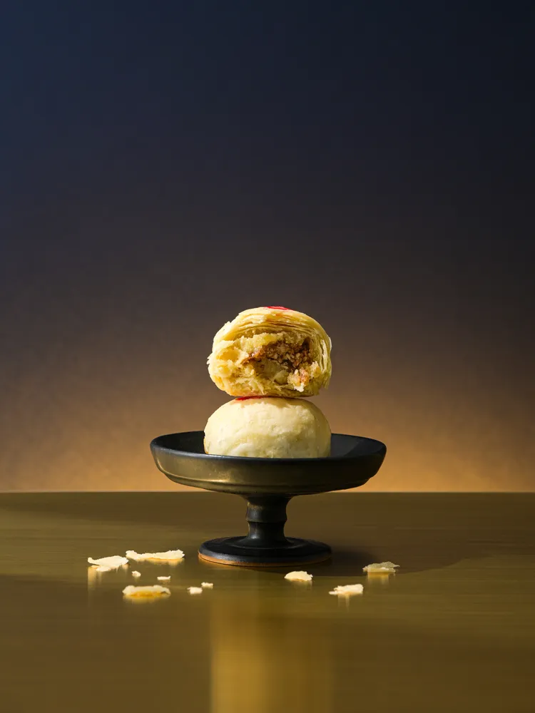 「月光綠豆椪」入口潤滑清甜、鹹鮮有味，潔白的酥皮化口性極佳。19號發酵奶油提供