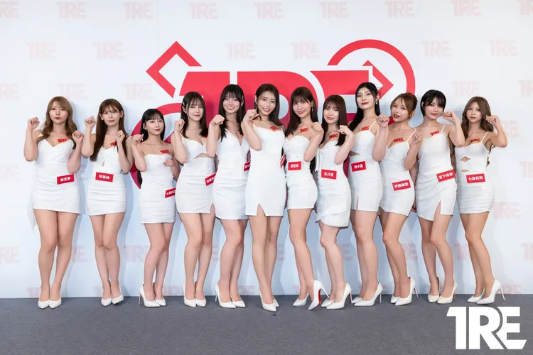 12名女優一字排開，擺出展覽主題招財貓手勢。TRE台北國際紅人展提供