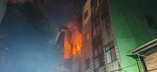 基隆民宅深夜火警！火舌、黑煙狂竄　1人受困送醫不治