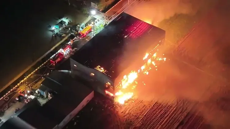消防局動員26輛消防車、54人前往搶救，還出動1台無人機、2台救災機器人協助救災。民眾提供