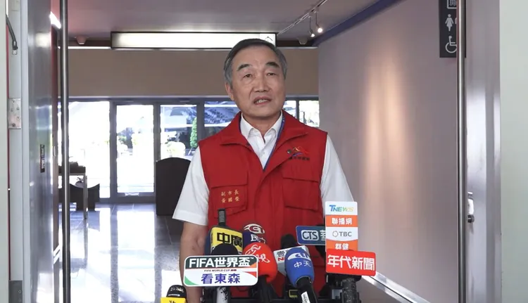 台中市副市長黃國榮（左一）下午對於衛福部長石崇良的說法做出回應。市府提供