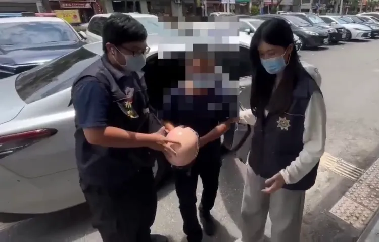 許嫌犯案後被友人接應離開，仍被警方在鶯歌區逮獲。翻攝畫面