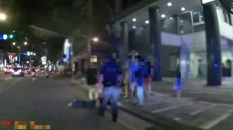 陳男昨晚在板橋街頭巧遇債主，被包圍痛毆。翻攝畫面