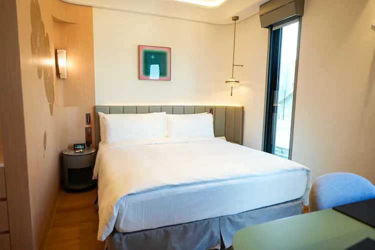 睡床採用英國斯林百蘭（Slumberland）品牌。田欣雲攝
