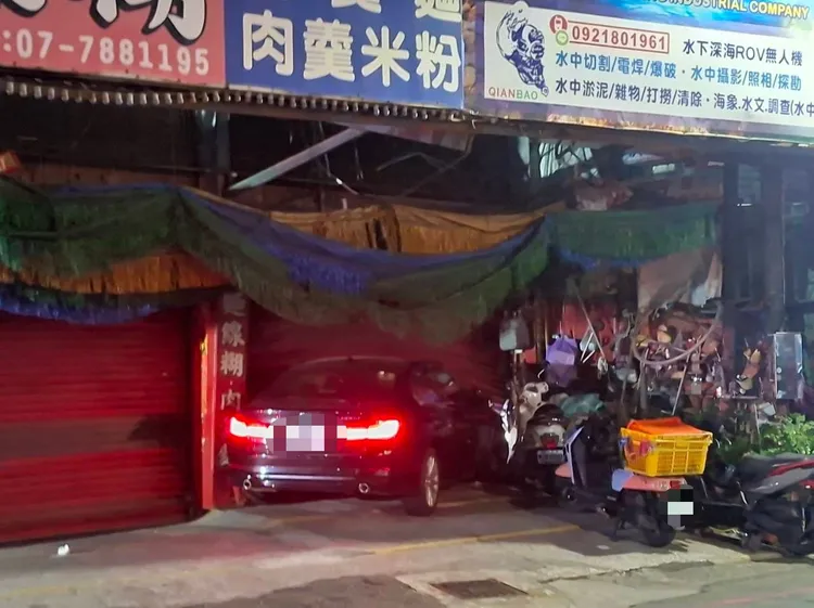 自小客衝進麵線糊店。翻攝畫面