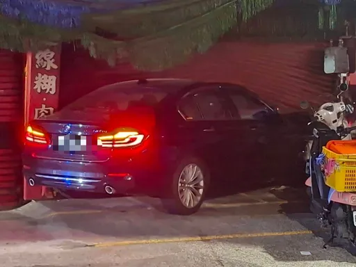 直直衝進麵線糊店！幸深夜休息無人受傷　酒駕男移送法辦