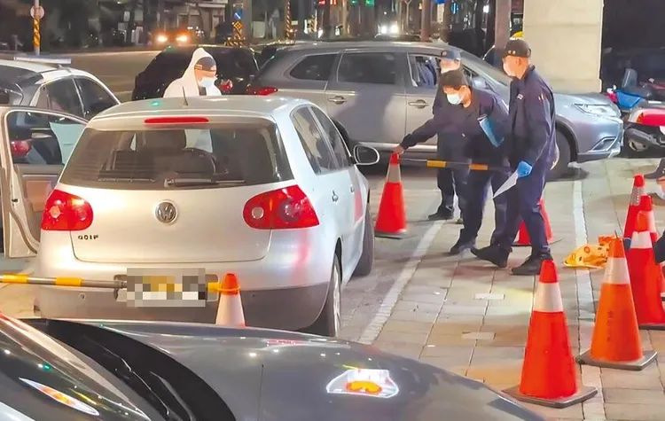 傅男在車上持刀殺傷女友，將人載到警所投案，女子送醫後不治，警方封鎖現場採證鑑識。資料照片