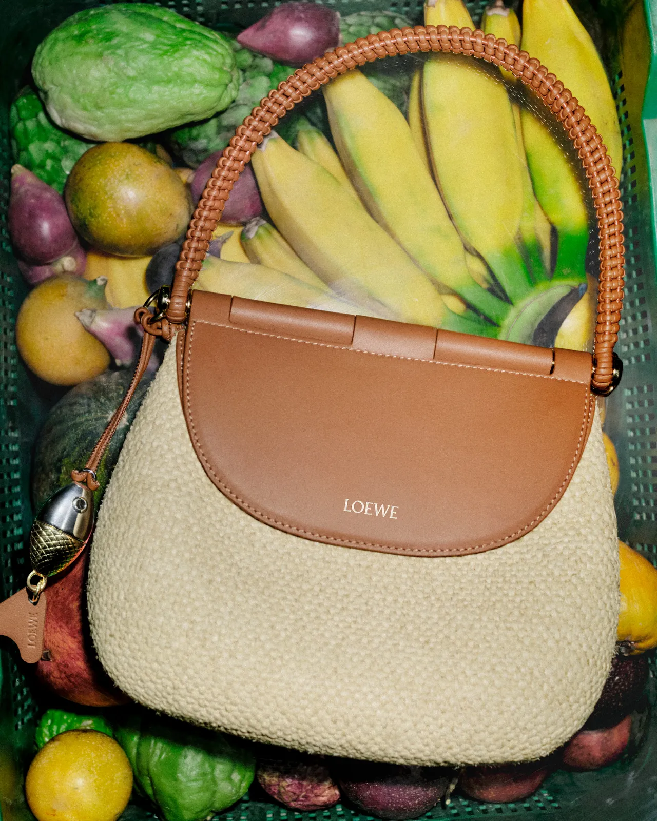 LOEWE中型酒椰葉拼小牛皮 Pescador包款，11萬元。品牌提供