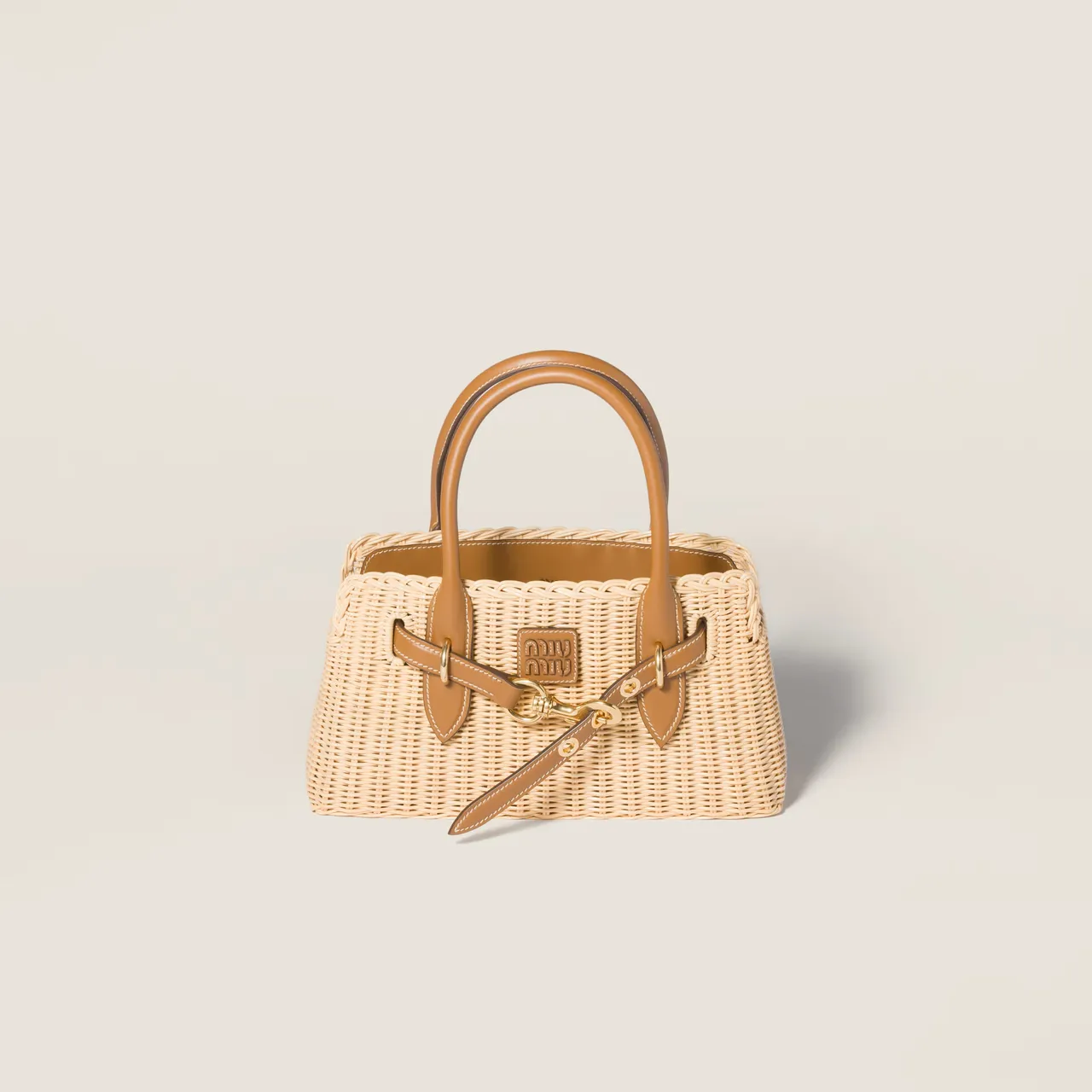 Miu Miu Aventure藤編皮革手提包，10萬元。品牌提供