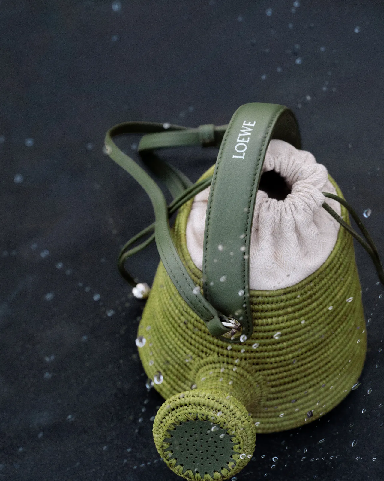 LOEWE酒椰葉和小牛皮Watering Can包，6萬1000元。品牌提供
