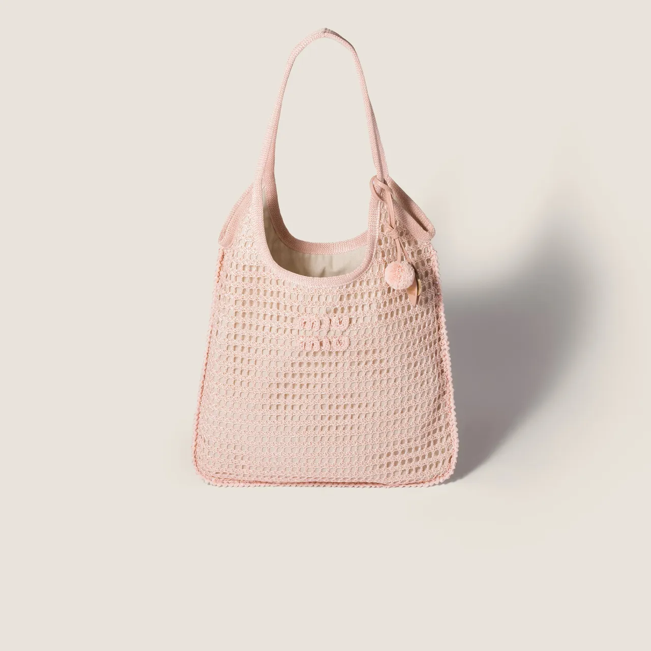 Miu Miu Ivy鉤織手提肩背包，7萬2000元。品牌提供