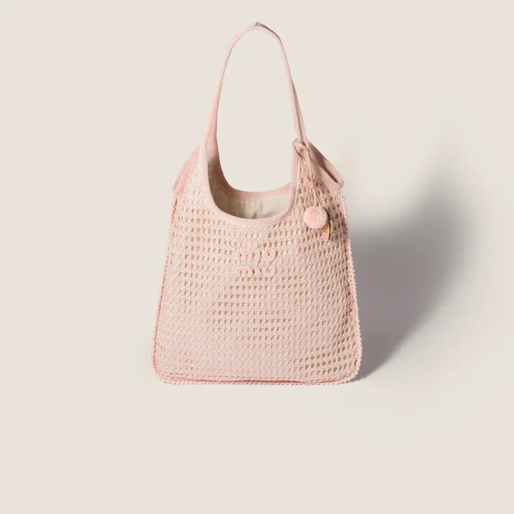 Miu Miu Ivy鉤織手提肩背包，7萬2000元。品牌提供