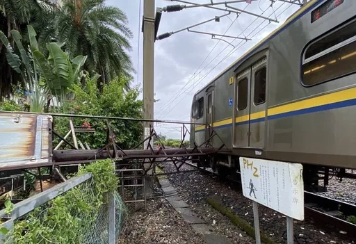 礁溪飯店招牌突倒塌！台鐵區間車遭撞受損　現場畫面曝光
