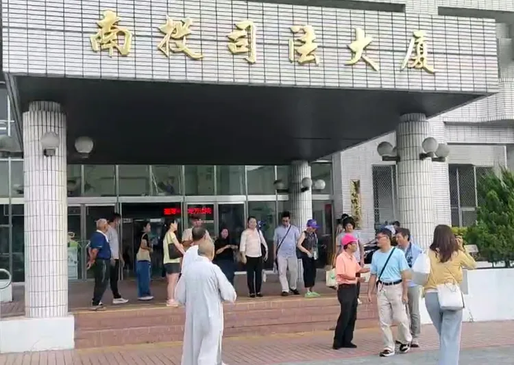名間鄉反焚化爐自救會成員在南投司法大廈前要求司法彰顯公義。名間鄉反焚化爐自救會提供